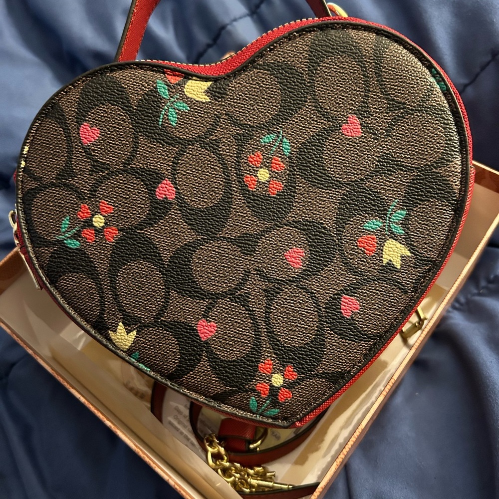 COPY - Heart shaped handbags w/box - Picture 3 of 4